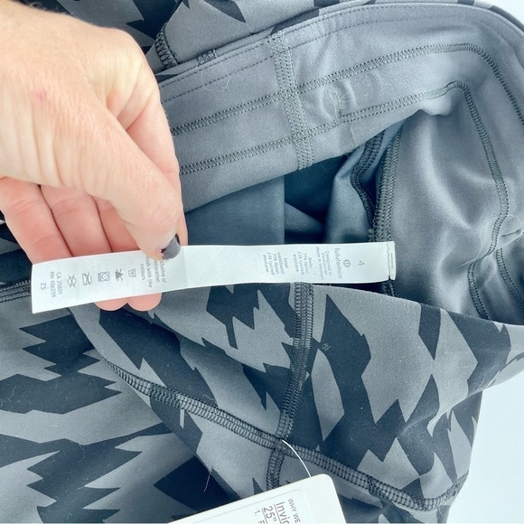 NWT Lululemon Invigorate High-Rise Tight 25"
Voltage Graphite Grey Black‎ size 4 - Picture 8 of 12
